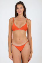Load image into Gallery viewer, Model Front: Rio De Sol Set Set Paprica Tri-Fixo California