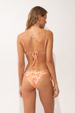 Load image into Gallery viewer, Model Back: Rio De Sol Top Top Ditsy-Butter Lia
