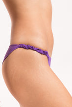 Load image into Gallery viewer, Image 09: Rio De Sol Set Set Amuleto Bandeau-Crispy Cheeky-Crispy