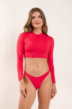 Load image into Gallery viewer, Model Front: Rio De Sol Top Top Hibiscus Reef