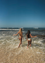 Load image into Gallery viewer, Image 06: Wednesday In Hawaii By Rio De Sol Bottom Bottom Valley Isla