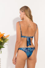 Load image into Gallery viewer, Model Back: Rio De Sol Set Set Reef Tri-Cos Essential
